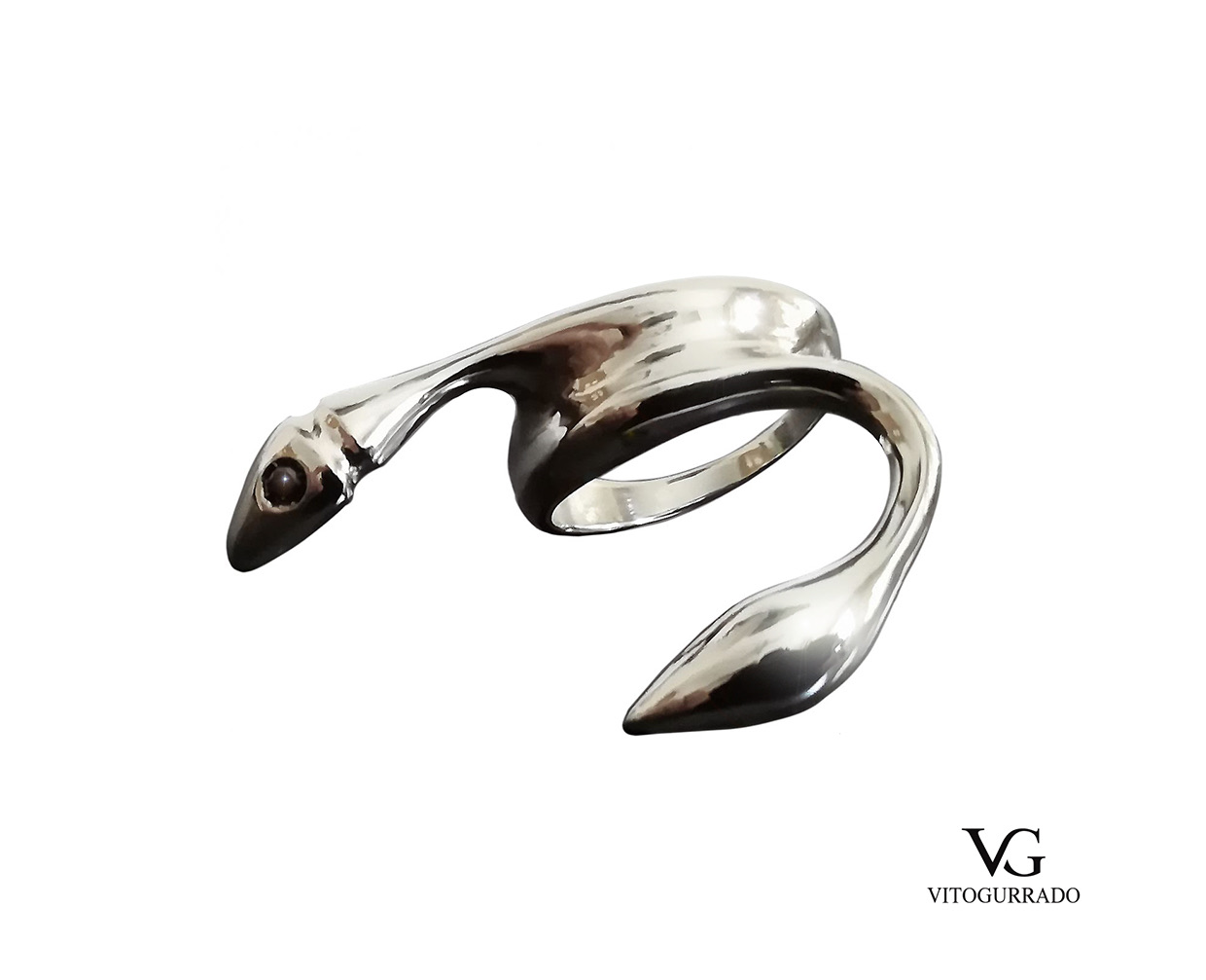 Amplexus, anello scultura in argento 925 con diamante nero naturale di Vito Gurrado