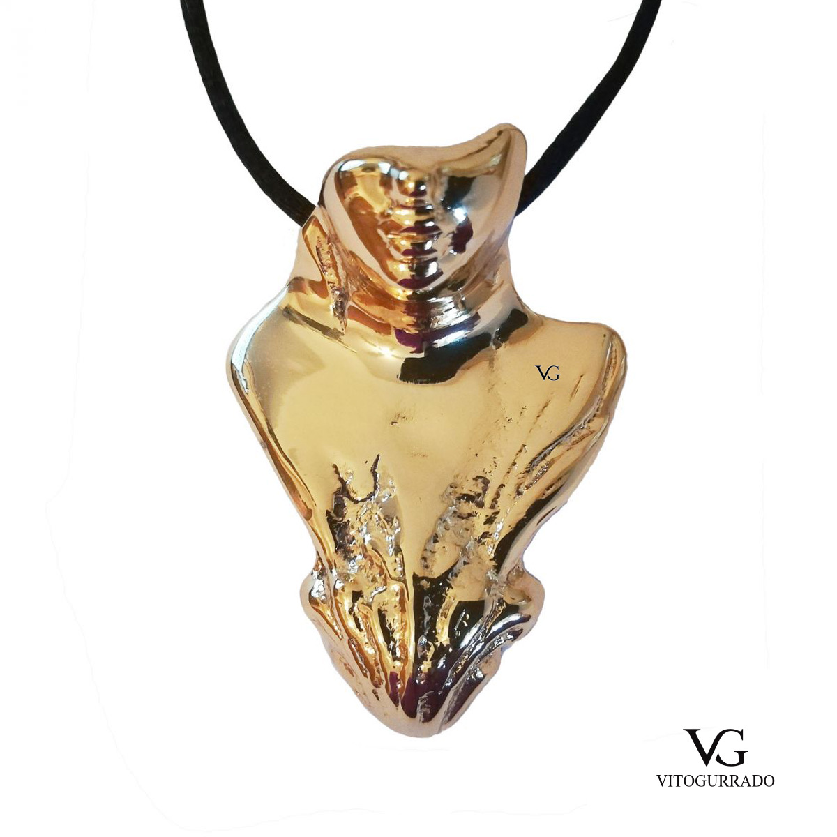 Kiss me, pendente d’autore in bronzo di Vito Gurrado