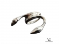 Amplexus, anello scultura in argento 925 con diamante nero naturale di Vito Gurrado