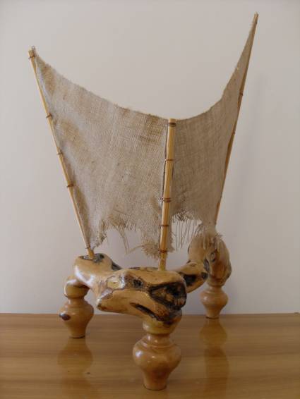 Veliero, lampada in legno di ulivo di Vito Gurrado
