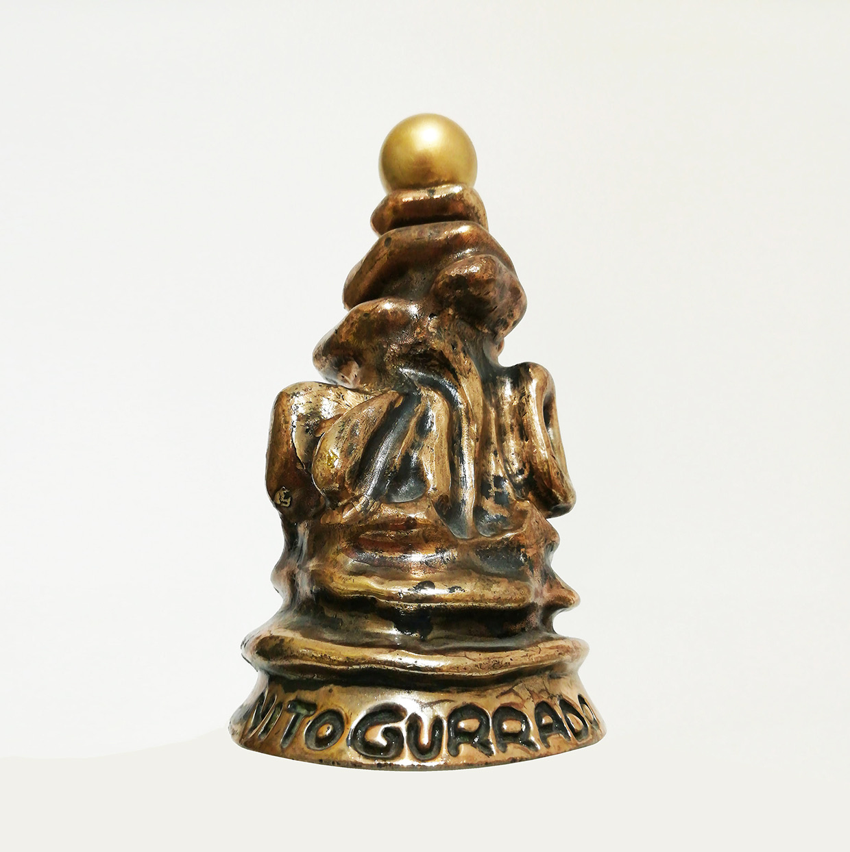 Illo tempore, scultura in bronzo con sfera polimaterica di Vito Gurrado