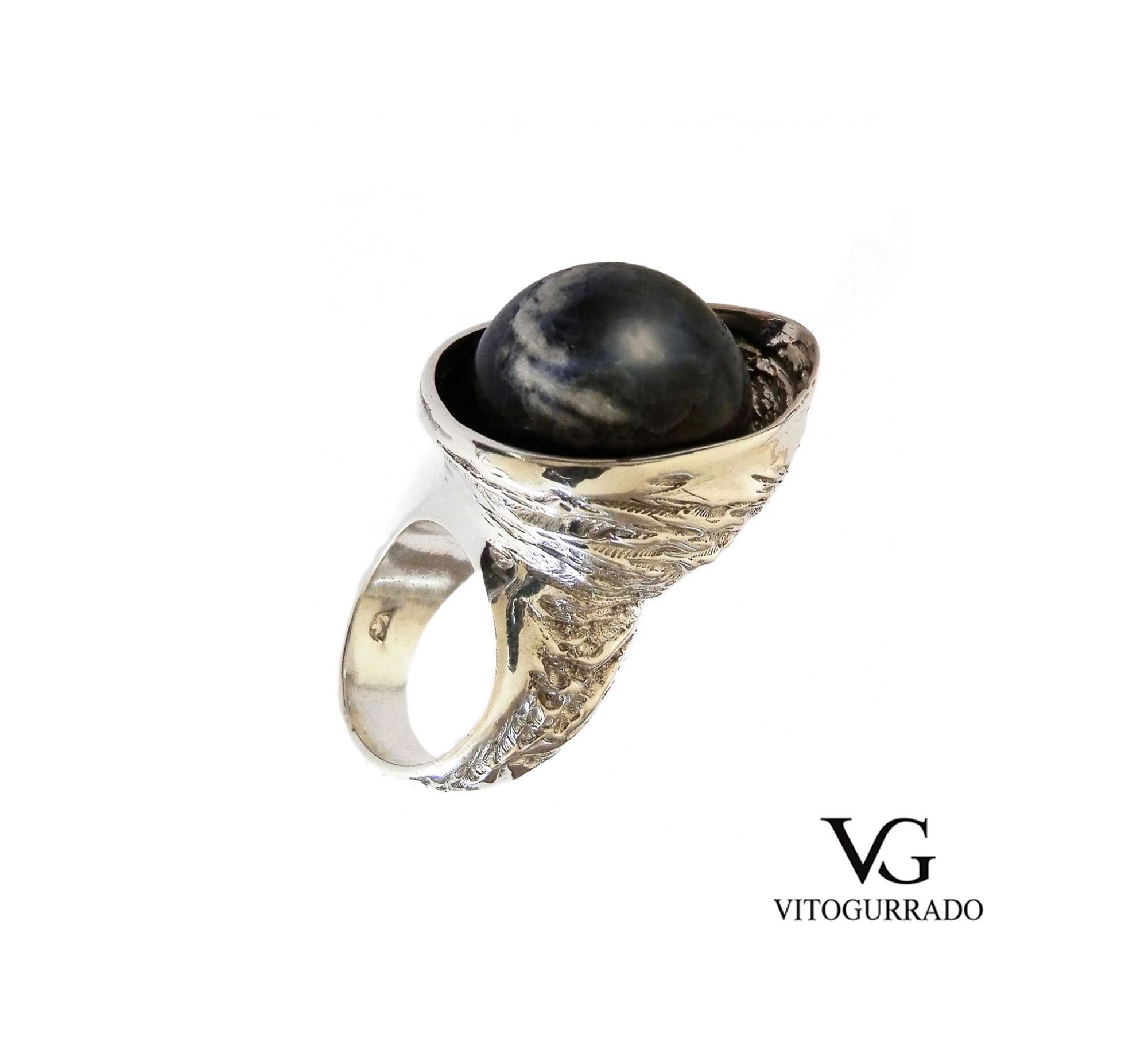Mondi paralleli, anello d’autore in argento 925 e sodalite di Vito Gurrado