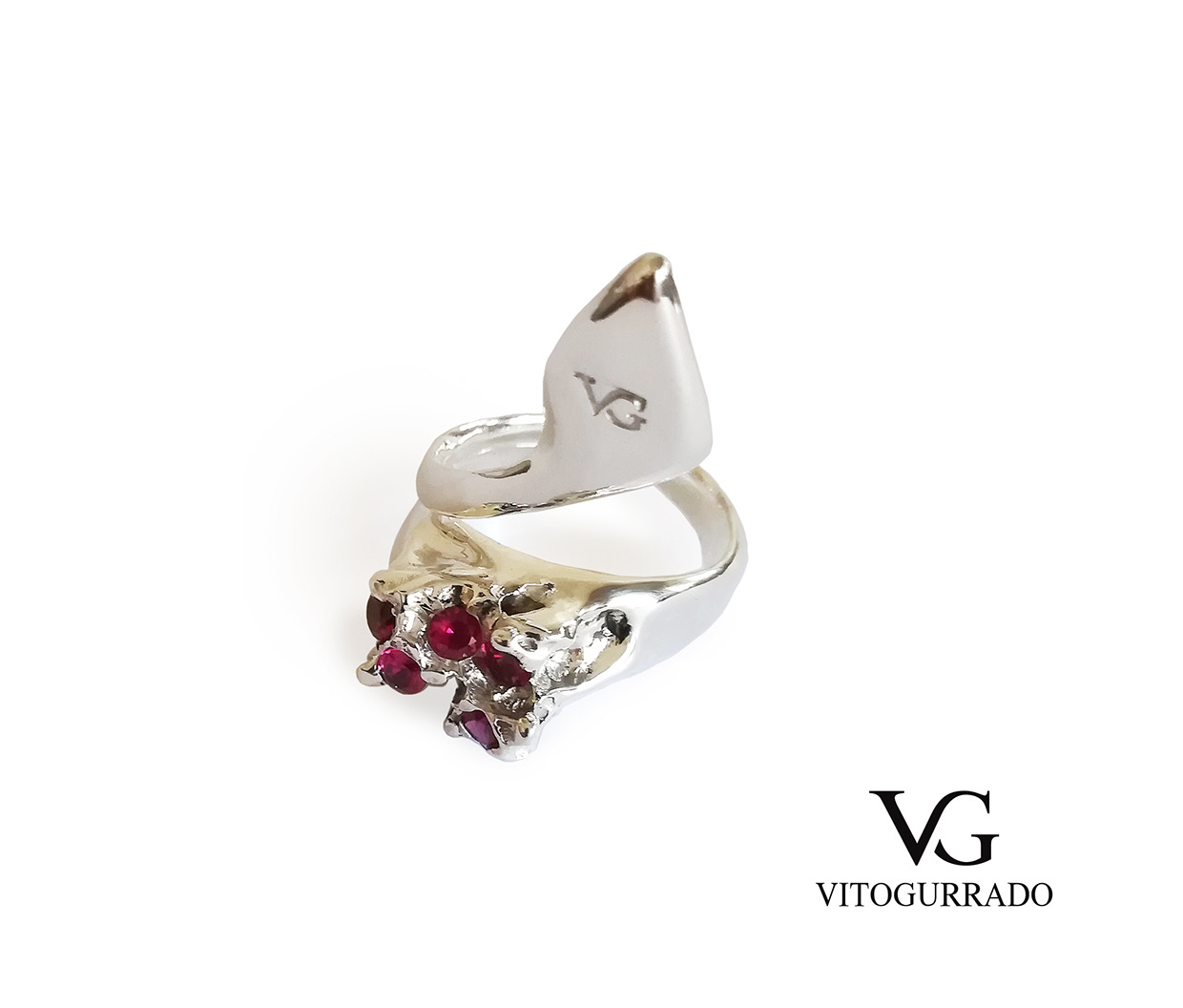 Tentazione, anello d’autore in argento 925 e zirconi di Vito Gurrado